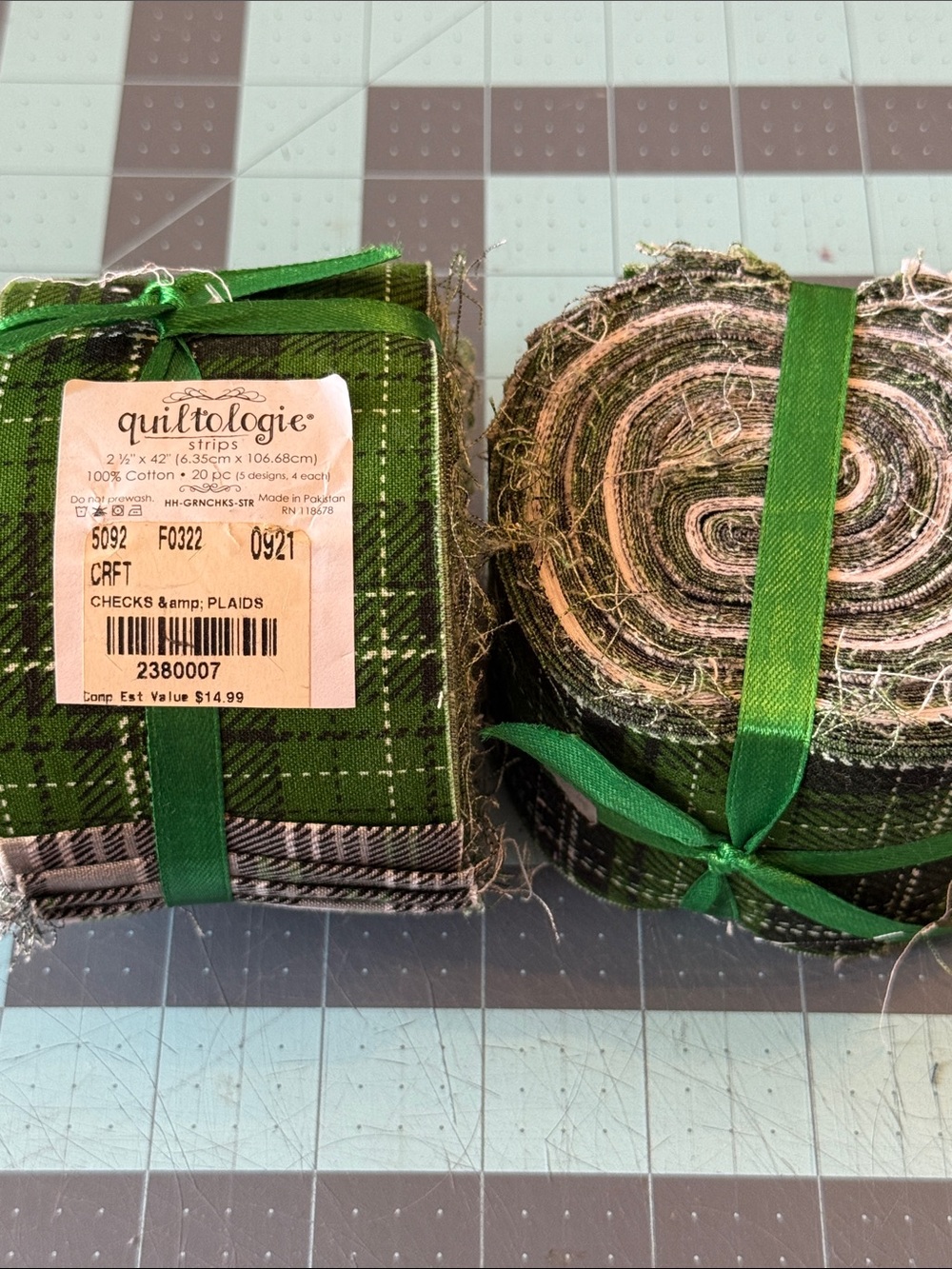Quiltologie Strips, PLAIDS. 2.5" x 42" 100% cotton, 20 pcs, Jelly roll.